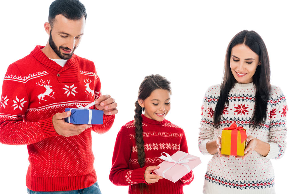 heureux enfant et parents regardant des cadeaux isolés sur blanc
  - Photo, image