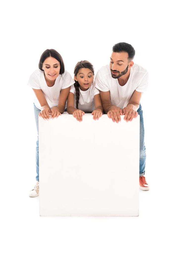 щаслива сім'я, що стоїть біля порожнього плакату ізольована на білому
  - Фото, зображення