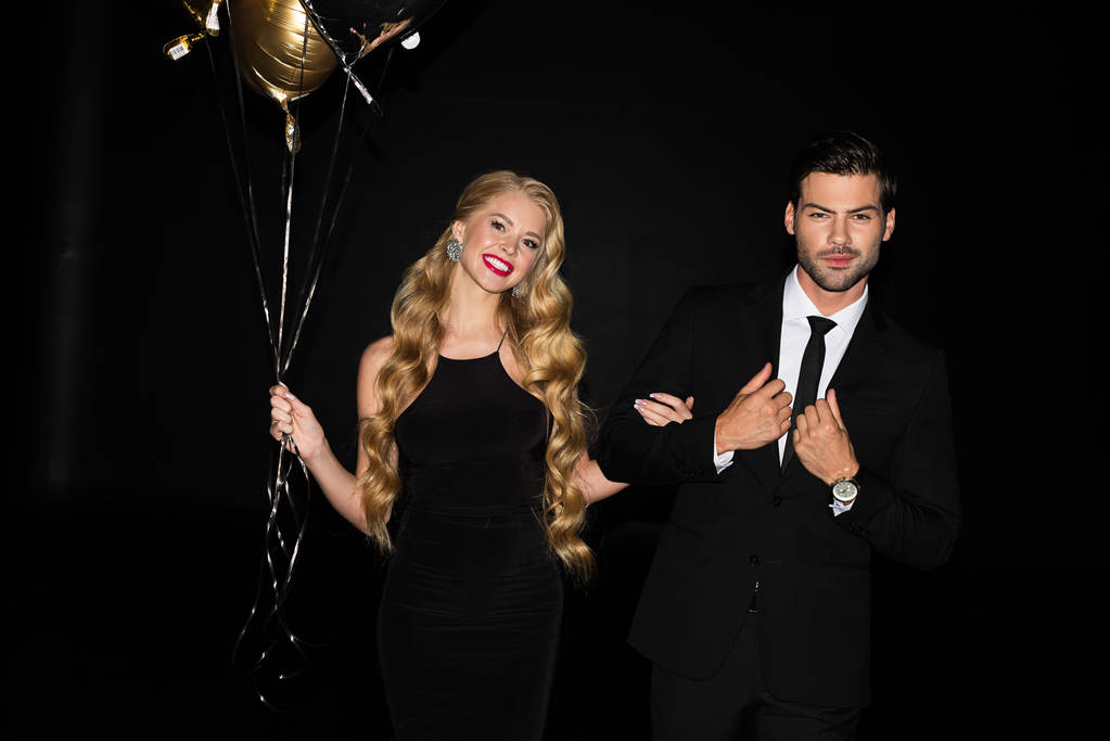 casal feliz com balões dourados em festa isolada em preto
 - Foto, Imagem