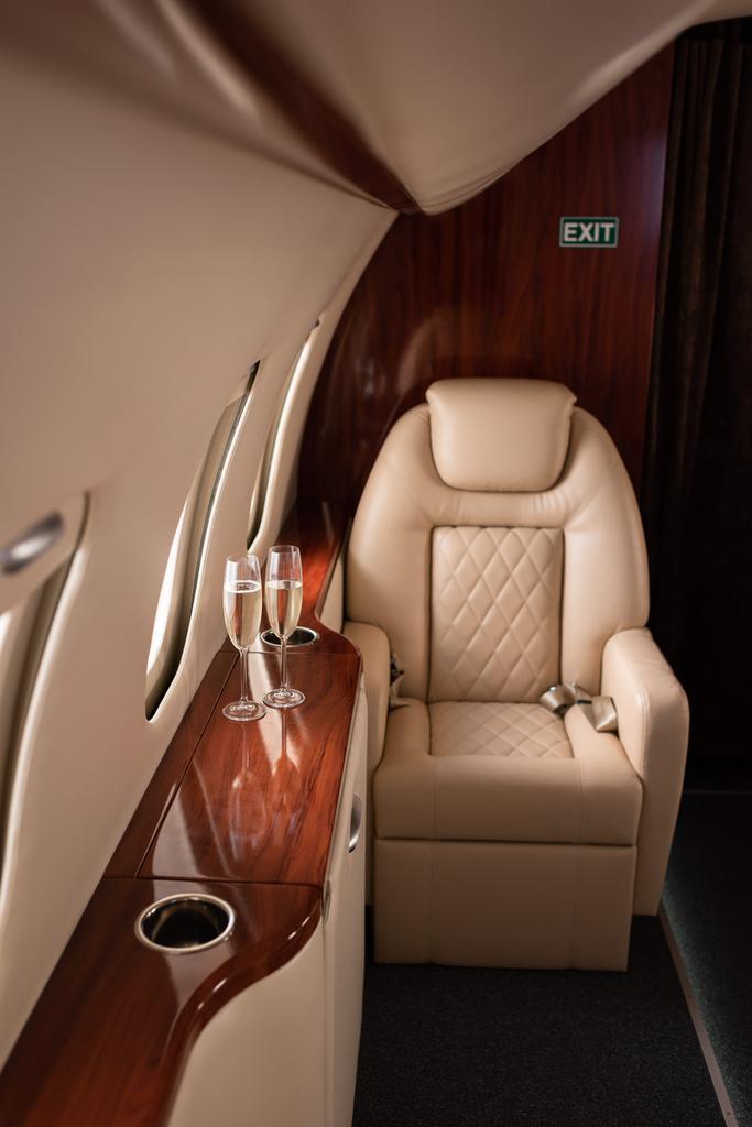 üres repülőgép egy pohár pezsgővel az utazáshoz - Fotó, kép