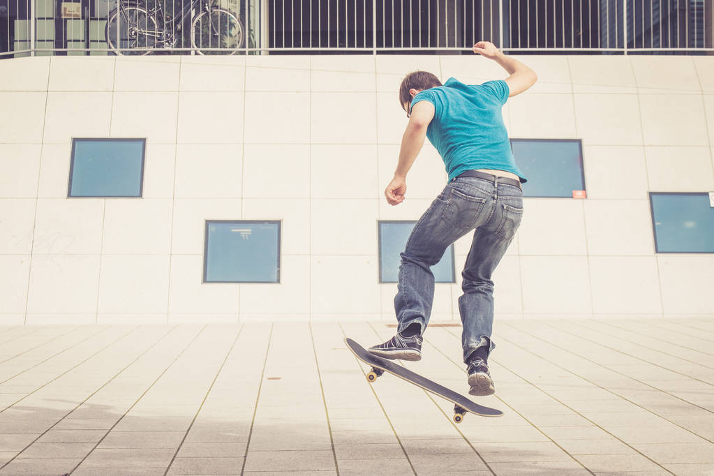 чоловічий скейтбордист робить трюк стрибка
 - Фото, зображення