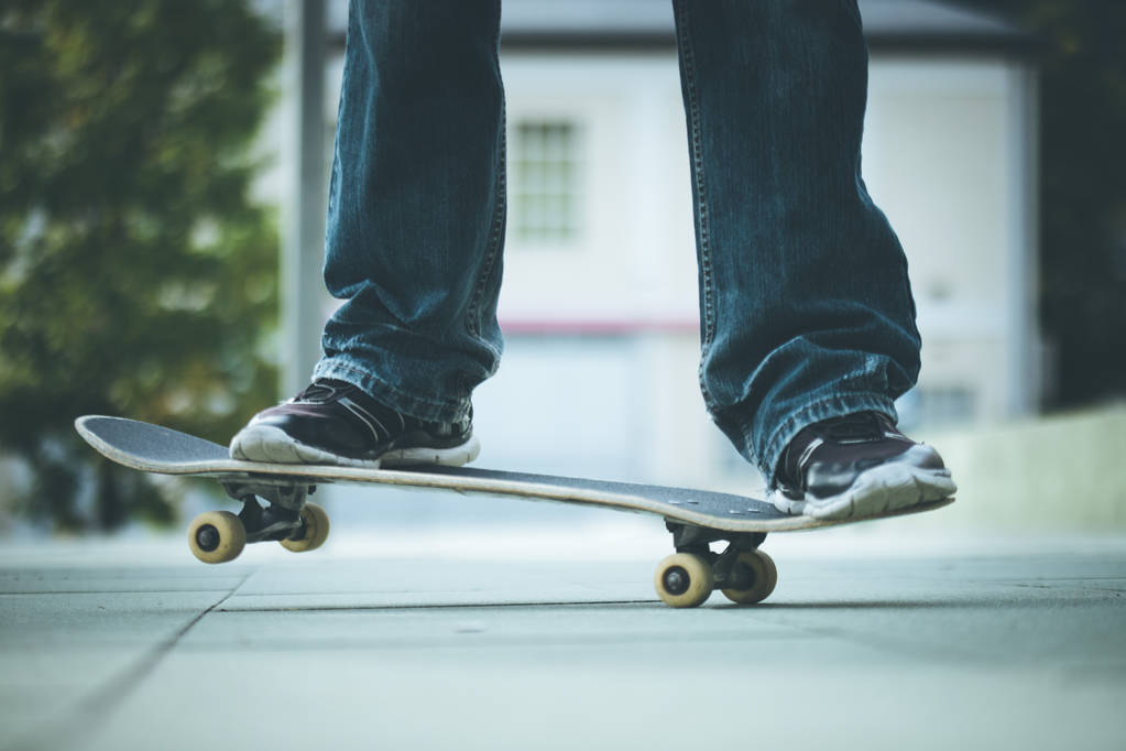 man in Sneakers met een skateboard  - Foto, afbeelding