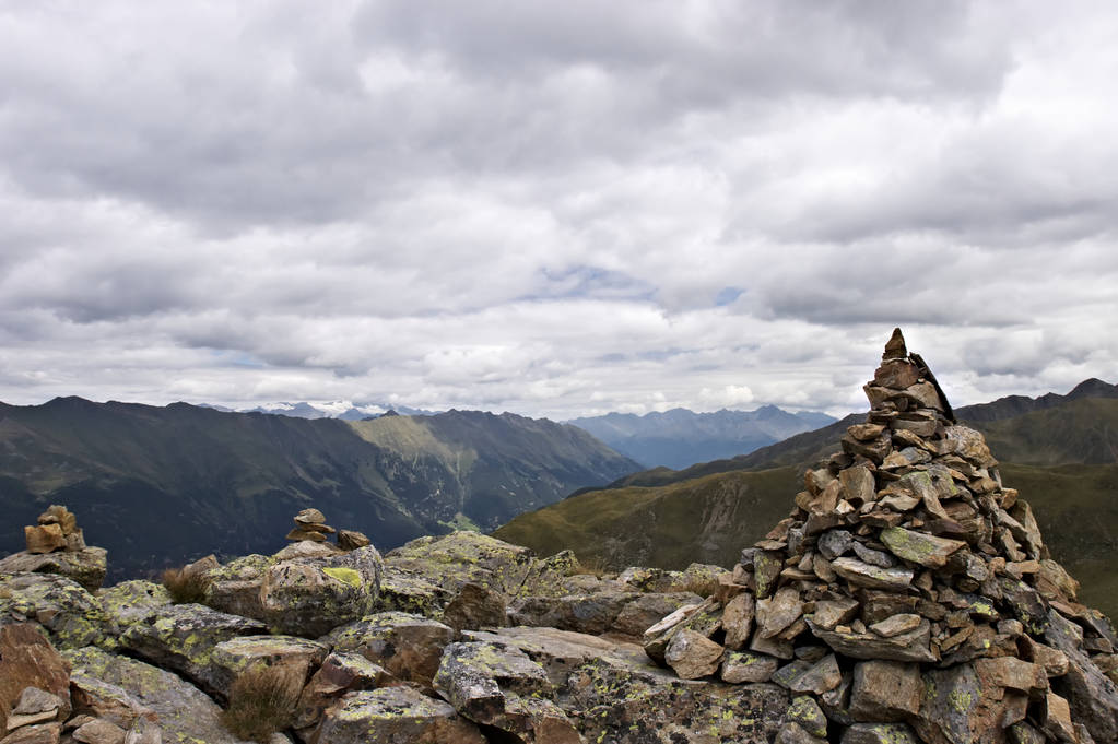 Pieu de pierre dans les Alpes
 - Photo, image