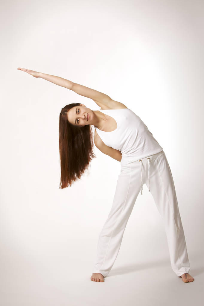 Mujer en postura de triángulo Yoga (Trikonasana
) - Foto, imagen