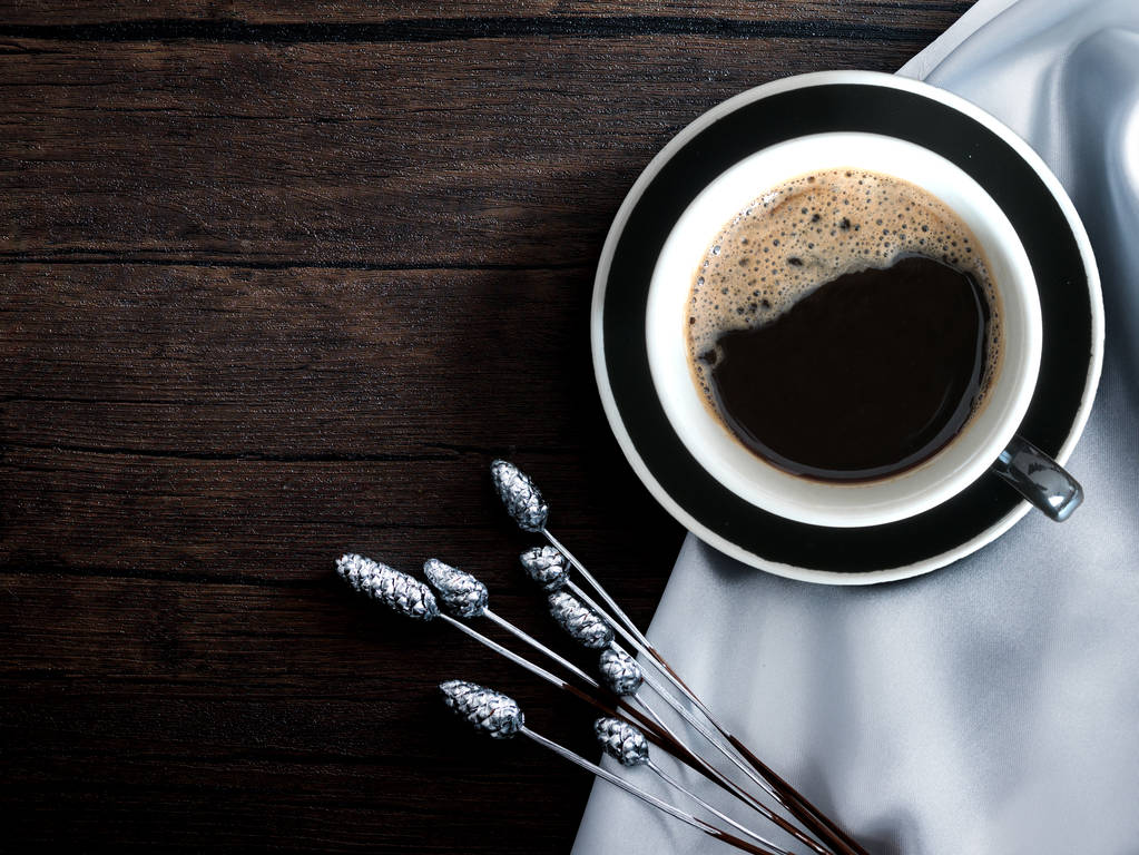Płaskie lay filiżankę kawy na drewnianym stole tekstury z białym - Zdjęcie, obraz