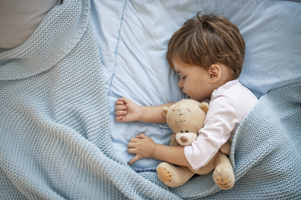 Portret cute śpiącego chłopca. Sleeping Baby szczęśliwy i beztroza. Koncepcja domu i domu. Happy Dreams, nie komarów, nie hałaśliwe domu i wygodne materace. Wygodne dzieci - Zdjęcie, obraz