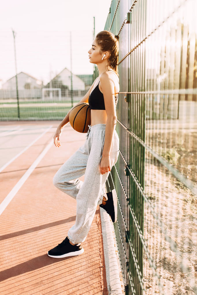 genç atletik kız, açık havada, bir basketbol ile poz. Spor,  - Fotoğraf, Görsel