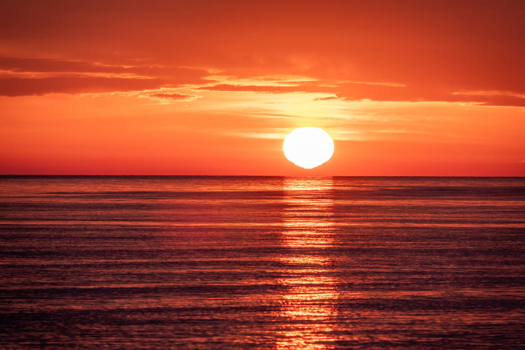 Deniz üzerinde güzel kırmızı ve turuncu gün batımı. Güneş denizin üzerinden battı.. - Fotoğraf, Görsel