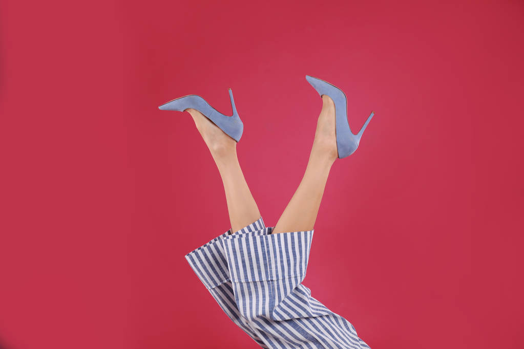 Mujer en zapatos elegantes sobre fondo carmesí
 - Foto, imagen