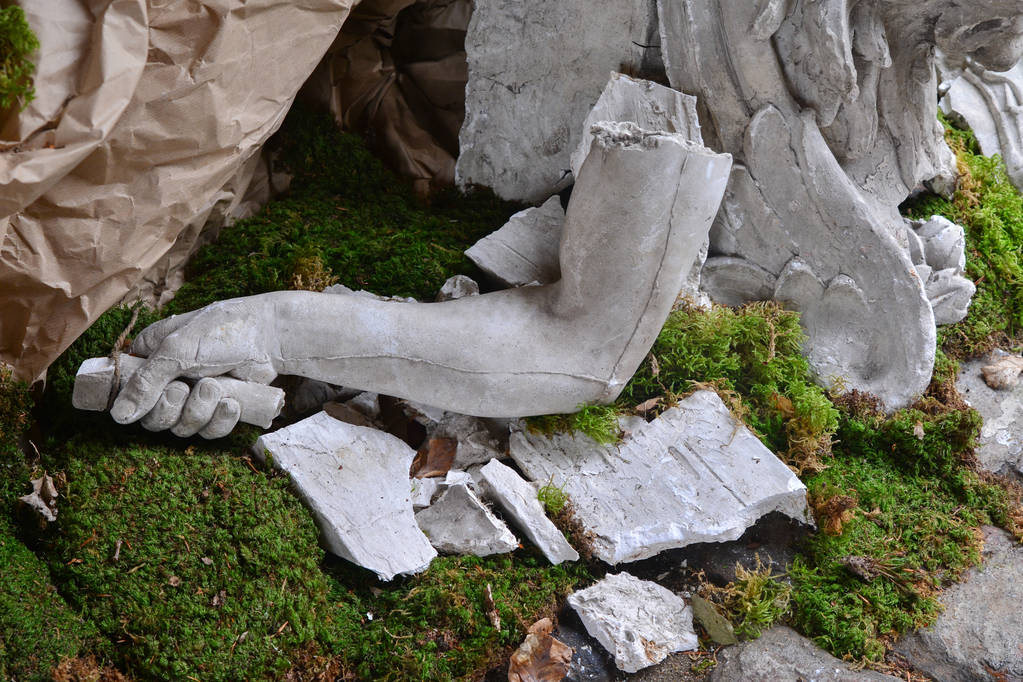 Разбитая каменная статуя
 - Фото, изображение