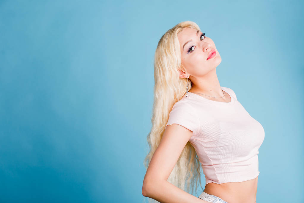 schöne blonde Frau isoliert hellblauen Hintergrund - Foto, Bild