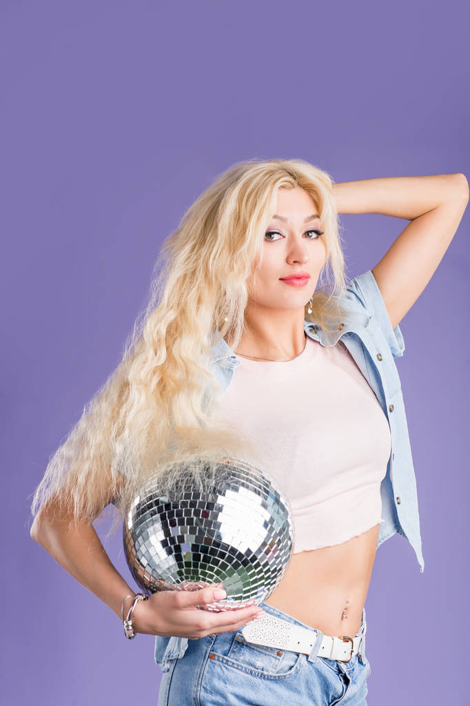 portrait de jeune femme séduisante avec boule disco
 - Photo, image