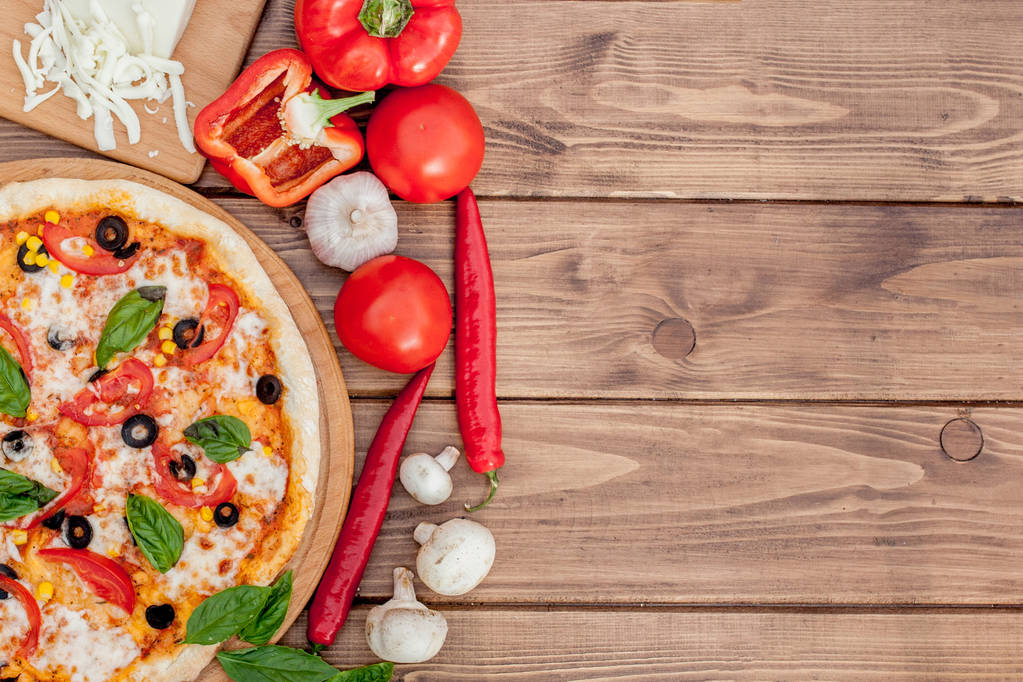 Pizza Margherita oder Margarita mit Mozzarella, Tomate, Olive. italienische Pizza auf Holzgrund - Foto, Bild
