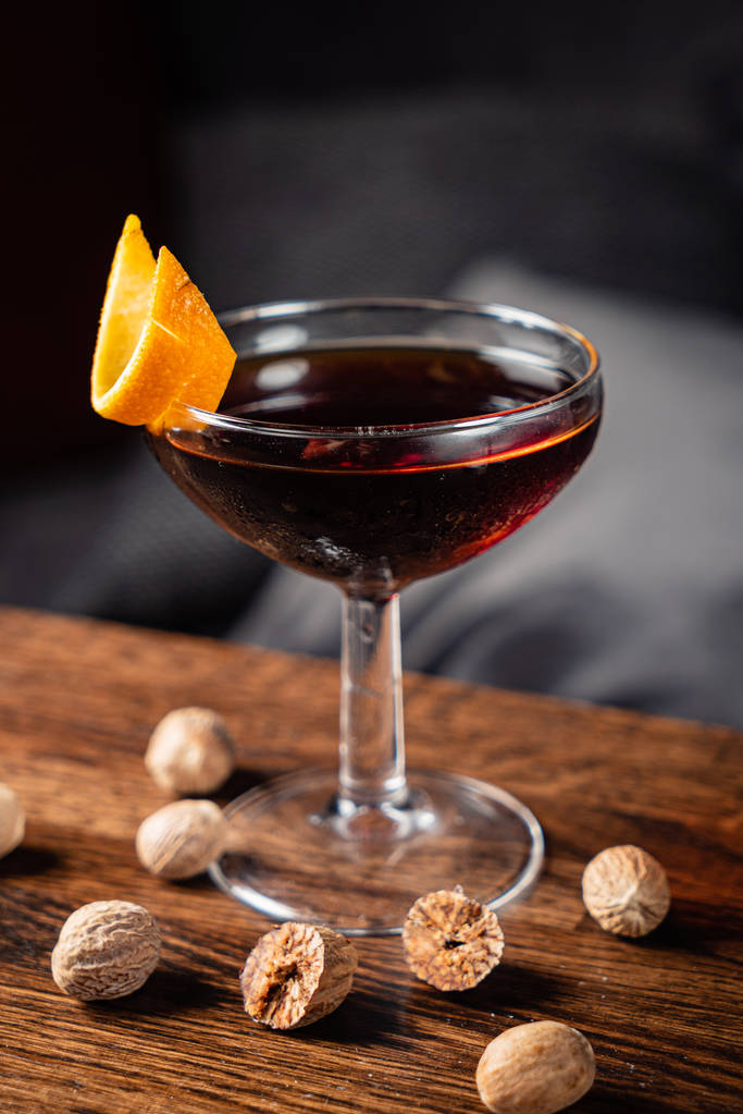 cocktail con noce moscata sul tavolo di legno
 - Foto, immagini