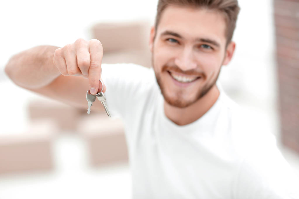closeup.happy el hombre con las llaves de los nuevos apartamentos - Foto, imagen