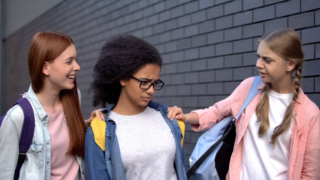 Julma lukion tytöt lyömällä musta opiskelija, rasismi nöyryytys, väärinkäyttö
 - Valokuva, kuva