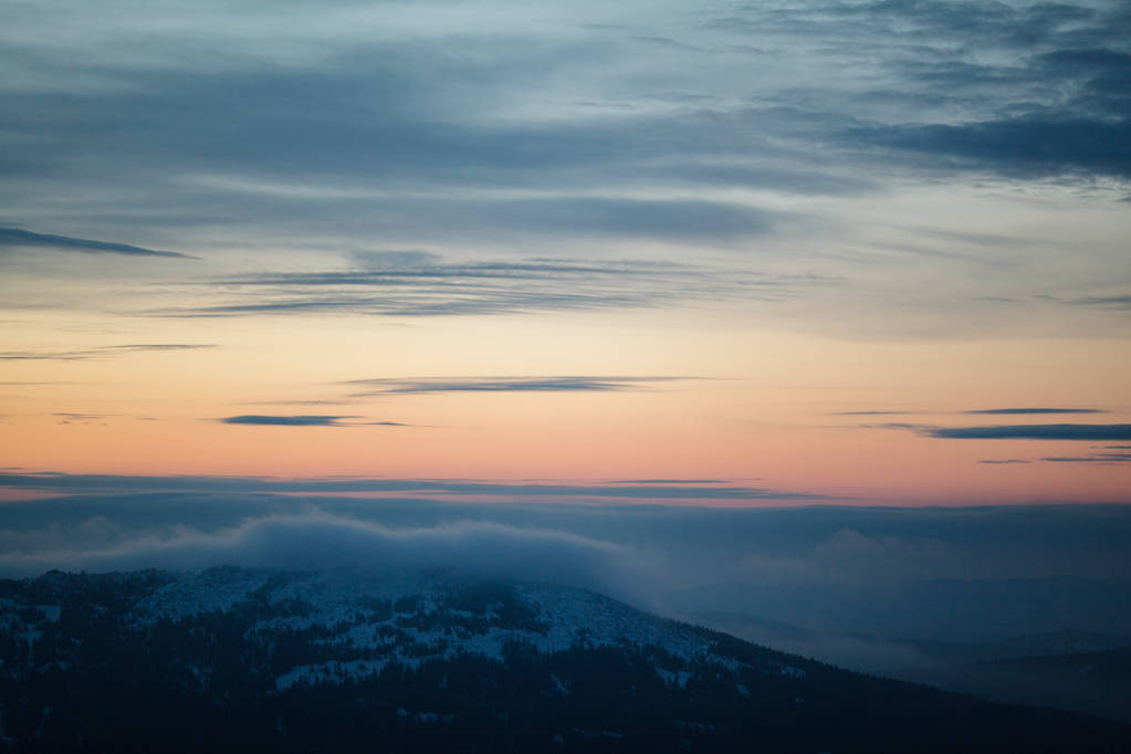 Winter bergen reis naar besneeuwde toppen - Foto, afbeelding
