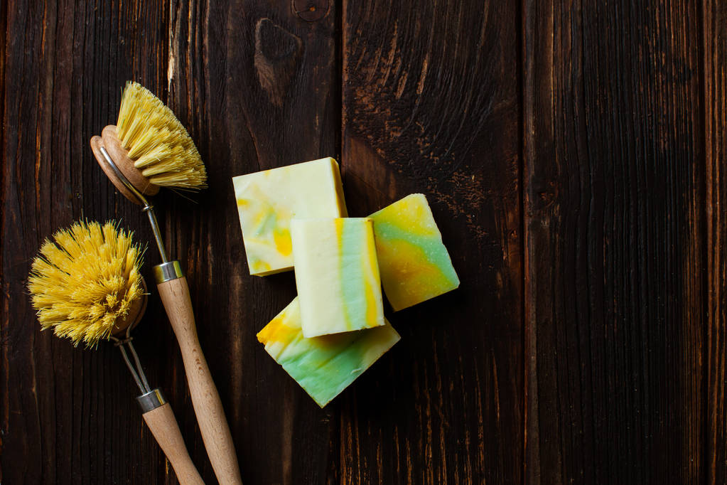キッチンエコクリーニング用アクセサリー - ブラシと石鹸 - 写真・画像