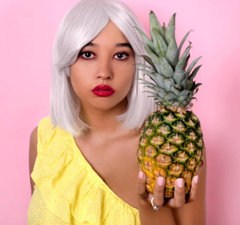 Jeune femme posant à l'ananas
  - Photo, image