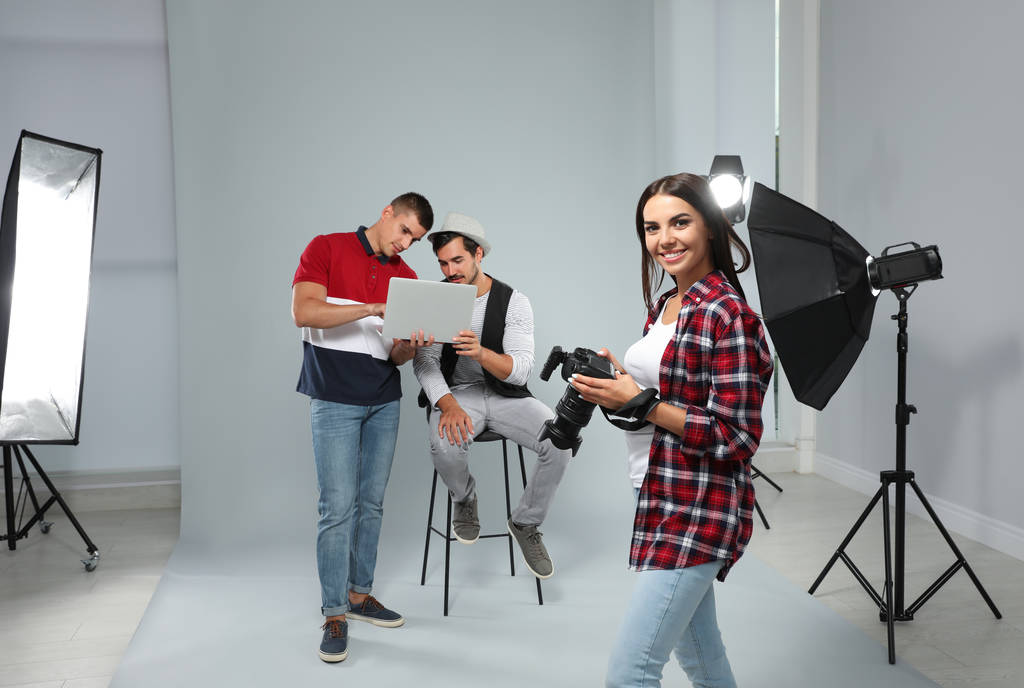 Photographe professionnel et assistant travaillant avec le modèle dans un studio moderne
 - Photo, image