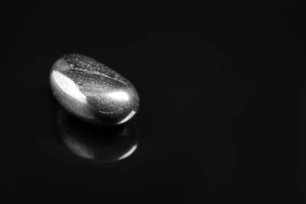 Siyah arka plan üzerinde güzel hematit değerli taş. Metin için alan - Fotoğraf, Görsel