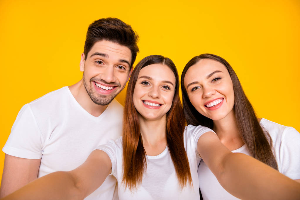 Autoportrait de trois belle belle jolie charmante charmante caucasienne gaie gaie personne positive s'amuser isolé sur fond jaune brillant vif
 - Photo, image