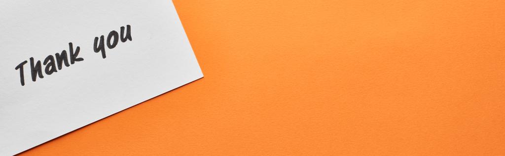 vista superior de cartão de agradecimento no fundo laranja, tiro panorâmico
 - Foto, Imagem