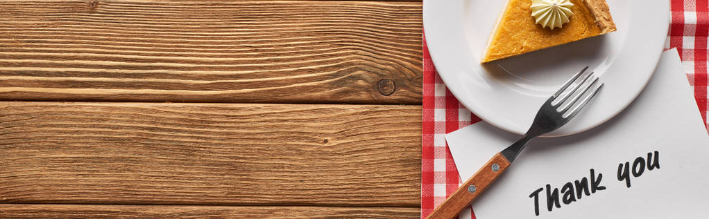 ylhäältä näkymä maukas kurpitsa piirakka ja kiitos kortti ruudullinen lautasliina puinen maalaismainen pöytä, panoraama laukaus
 - Valokuva, kuva
