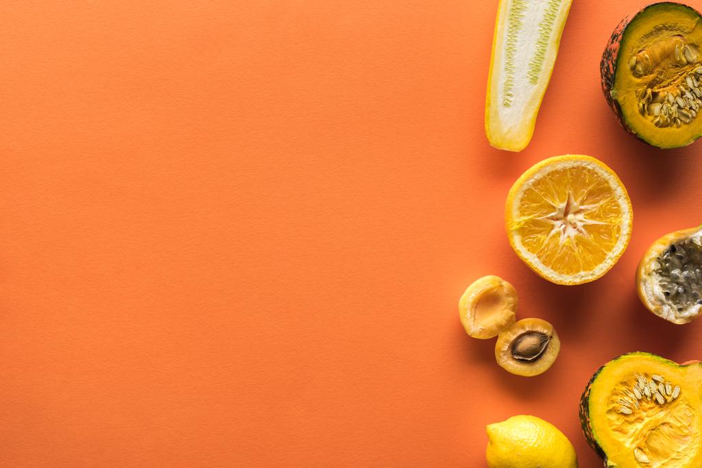 вид сверху на желтые фрукты и овощи на оранжевом фоне с копировальным пространством
 - Фото, изображение