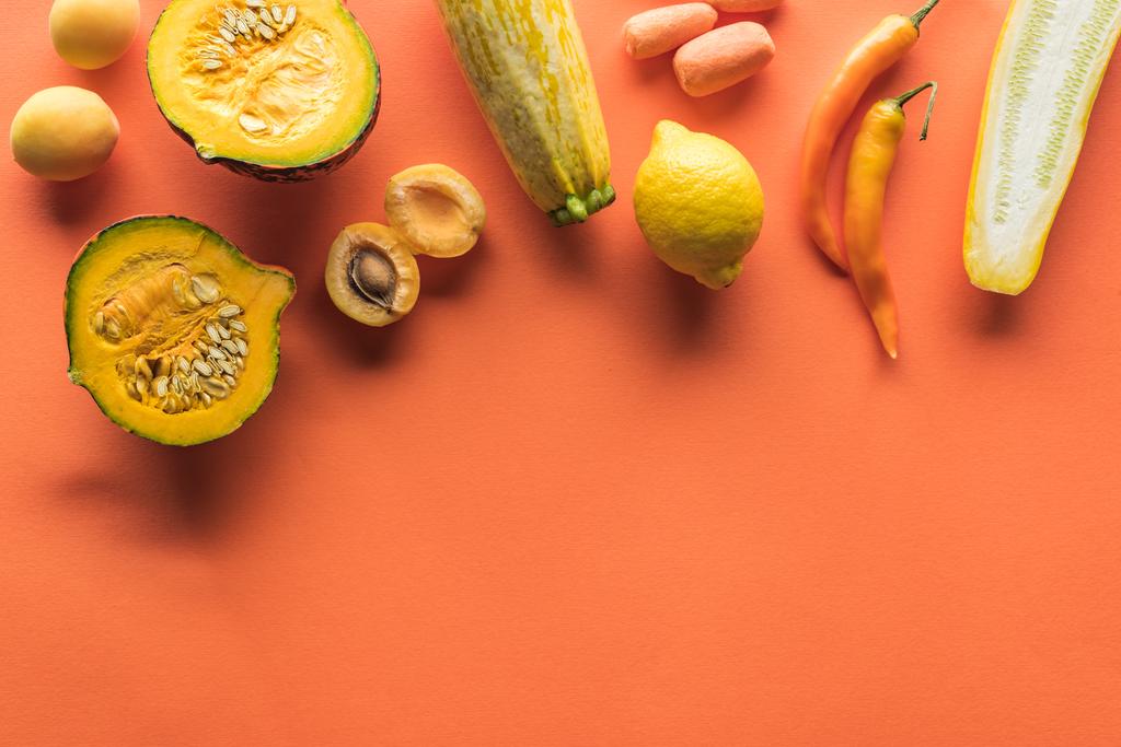 vista dall'alto di frutta e verdura gialla su sfondo arancione con spazio copia
 - Foto, immagini