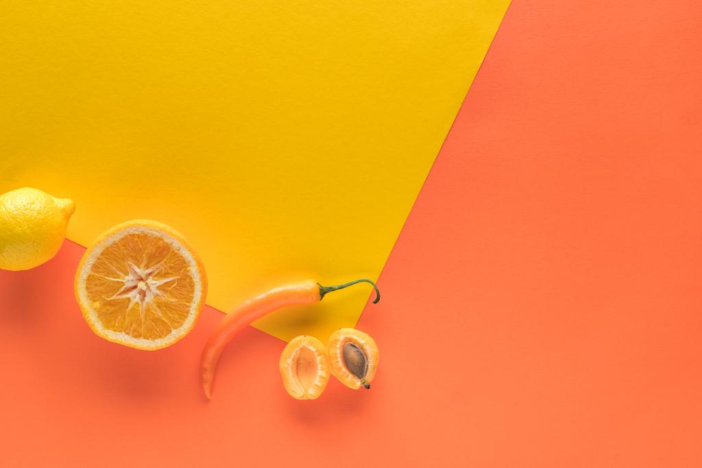 vue du dessus de délicieux fruits et légumes sur fond jaune et orange avec espace de copie
 - Photo, image