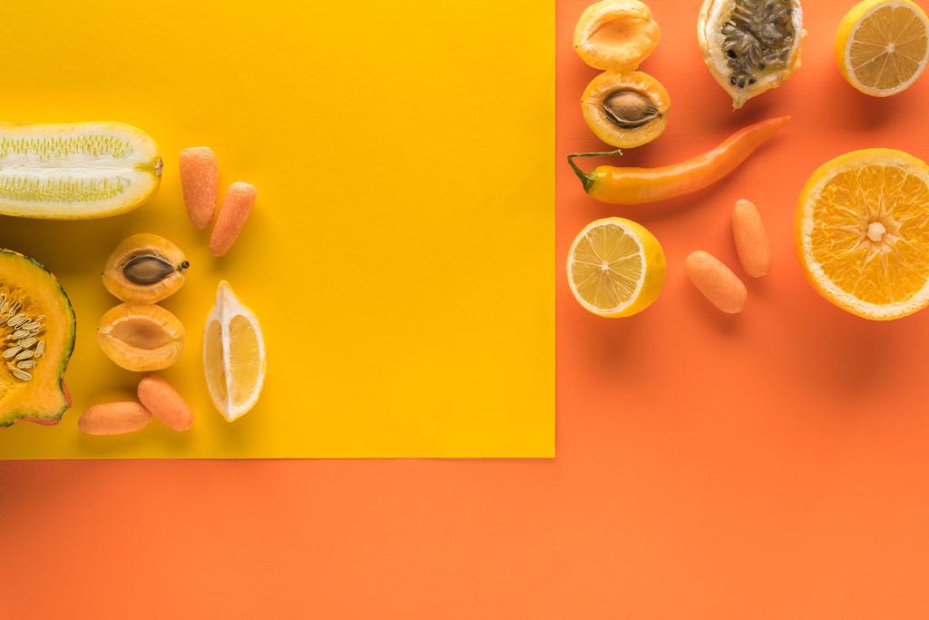 horní pohled na lahodné ovoce a zeleninu na žlutém a oranžovém pozadí s kopírovacím prostorem - Fotografie, Obrázek