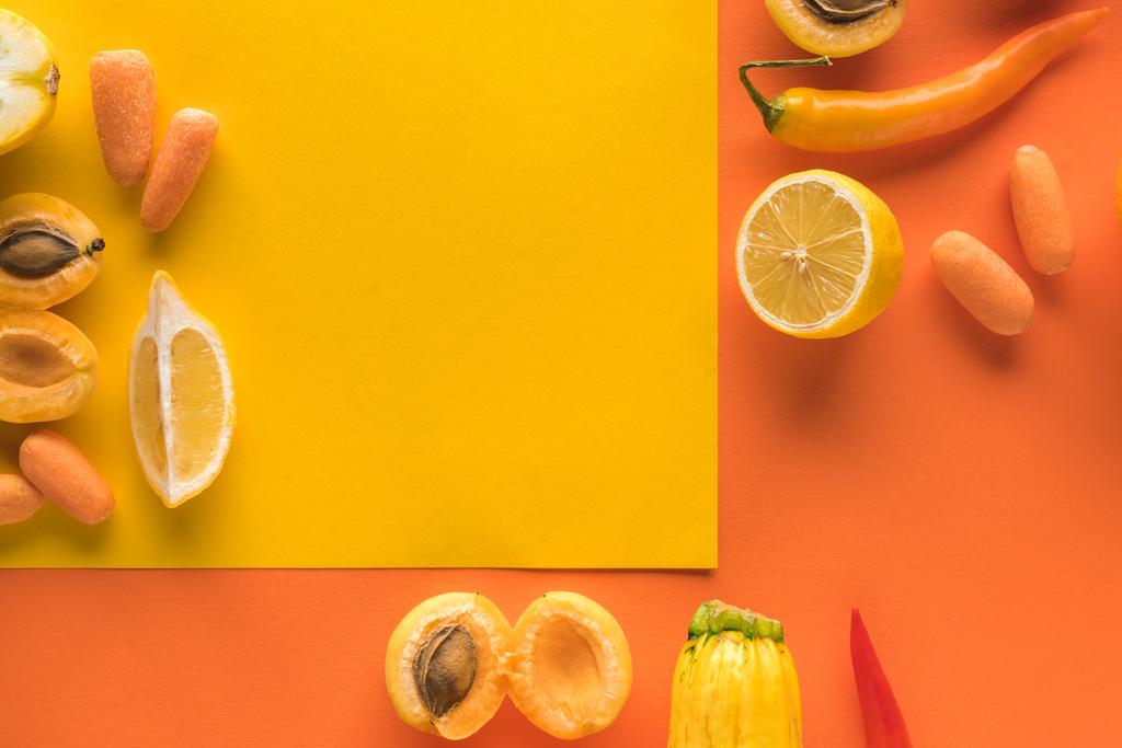 vista dall'alto di deliziosi frutti e verdure su sfondo giallo e arancione con spazio copia
 - Foto, immagini