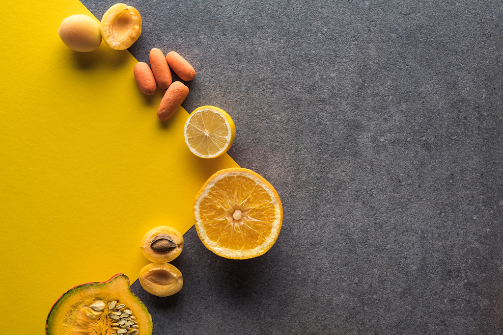 vista superior de frutas y verduras sobre fondo amarillo y gris con espacio para copiar
 - Foto, imagen