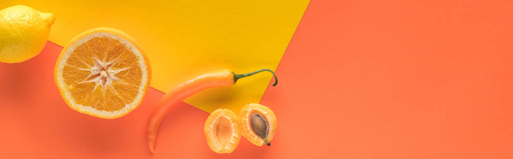 Draufsicht auf köstliches Obst und Gemüse auf gelbem und orangefarbenem Hintergrund mit Kopierraum, Panoramaaufnahme - Foto, Bild