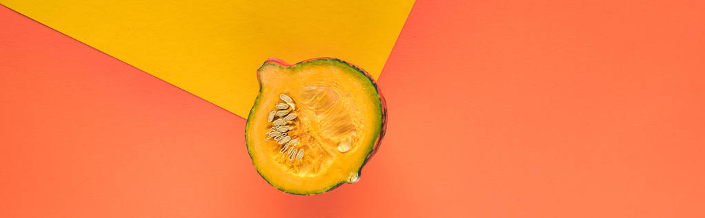 黄色とオレンジ色の背景にコピースペースとパノラマショットでカボチャのトップビュー - 写真・画像