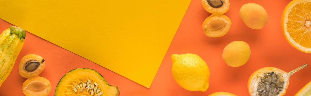 Turuncu arkaplanda sarı meyve ve sebzelerin üst görünümü, kopya alanı, panoramik çekim - Fotoğraf, Görsel