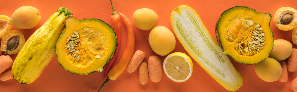 vista superior de frutas y verduras amarillas sobre fondo naranja, plano panorámico
 - Foto, Imagen