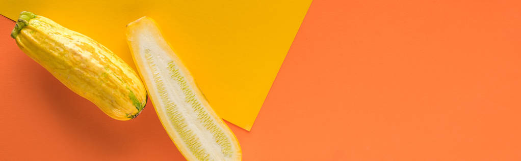 widok z góry żółtej cukinii na pomarańczowym i żółtym tle, zdjęcie panoramiczne - Zdjęcie, obraz