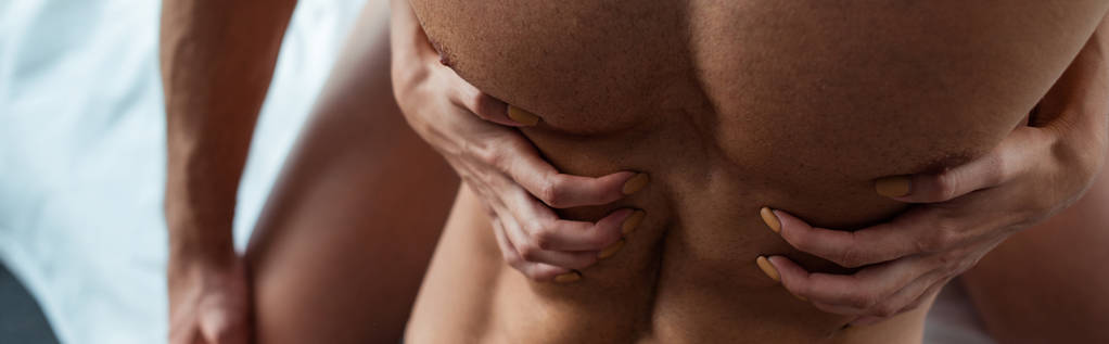 plan panoramique de jeune femme touchant homme torse nu
  - Photo, image
