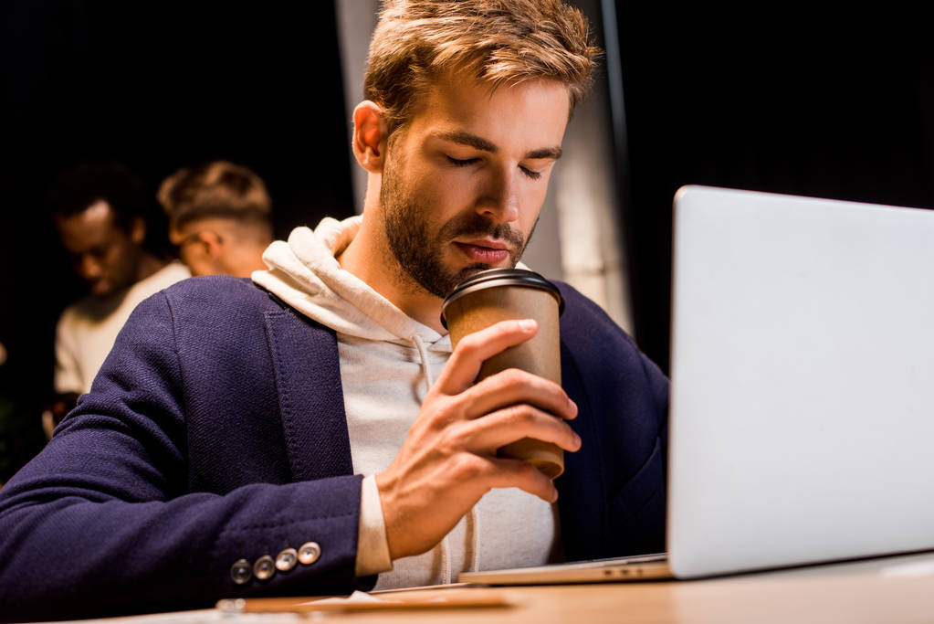 виснажений бізнесмен п'є каву, щоб піти під час роботи вночі в офісі
 - Фото, зображення