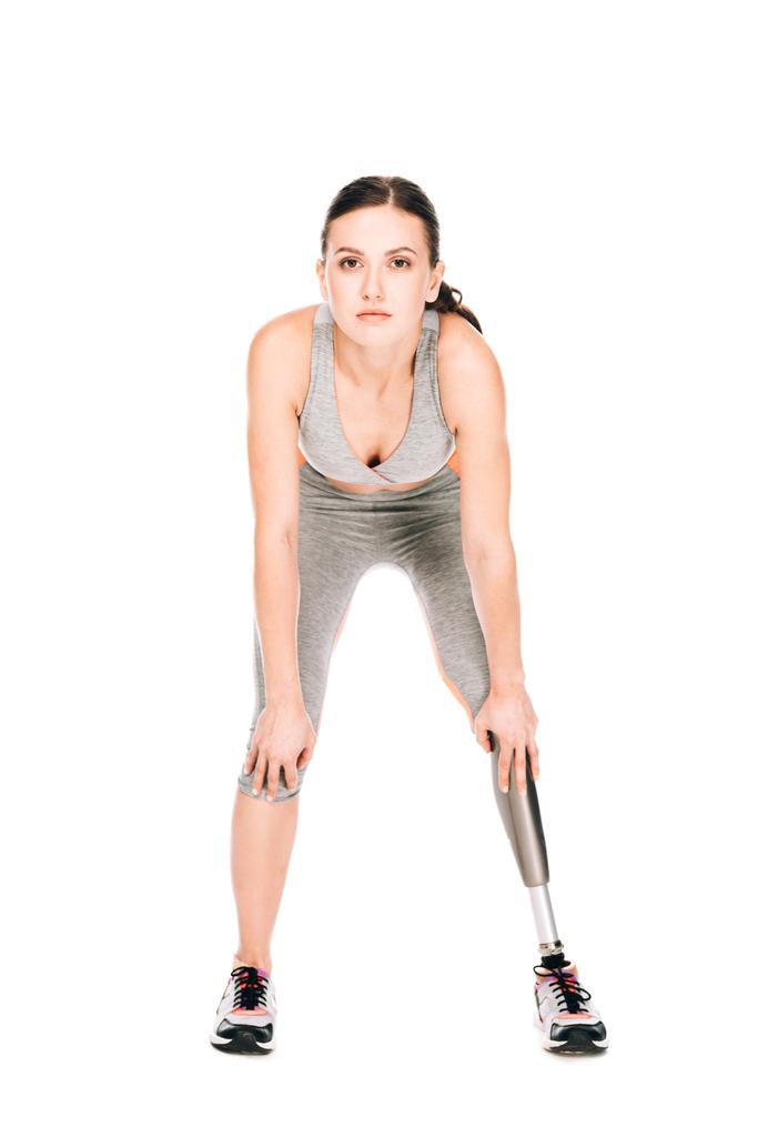 μπροστινή όψη ανάπηρης αθλήτριας με προσθετικό πόδι που απομονώνεται σε λευκό - Φωτογραφία, εικόνα