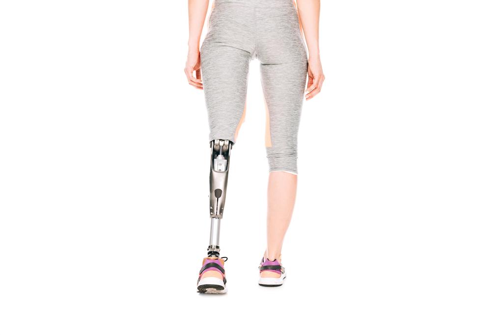 vue partielle d'une sportive handicapée avec jambe prothétique isolée sur fond blanc
 - Photo, image