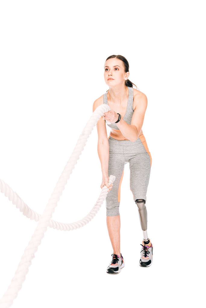 Άποψη πλήρους μήκους της εκπαίδευσης αθλητριών με αναπηρία με σχοινιά που απομονώνονται σε λευκό - Φωτογραφία, εικόνα