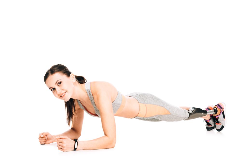 усміхнена спортсменка з протезом, що стоїть на дошці ізольована на білому
 - Фото, зображення