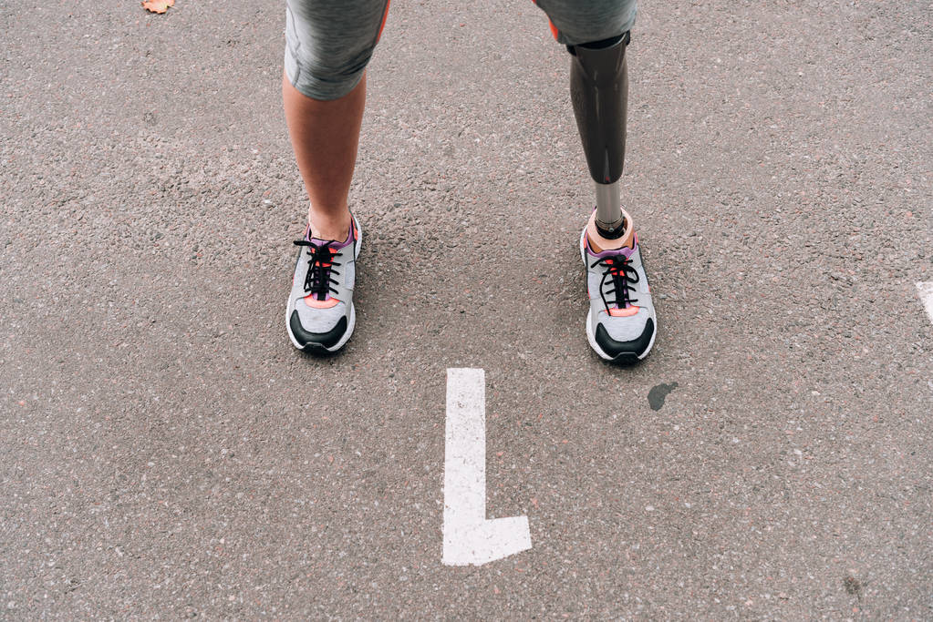 részleges kilátás a fogyatékkal élő sportoló nő protézissel az utcán - Fotó, kép