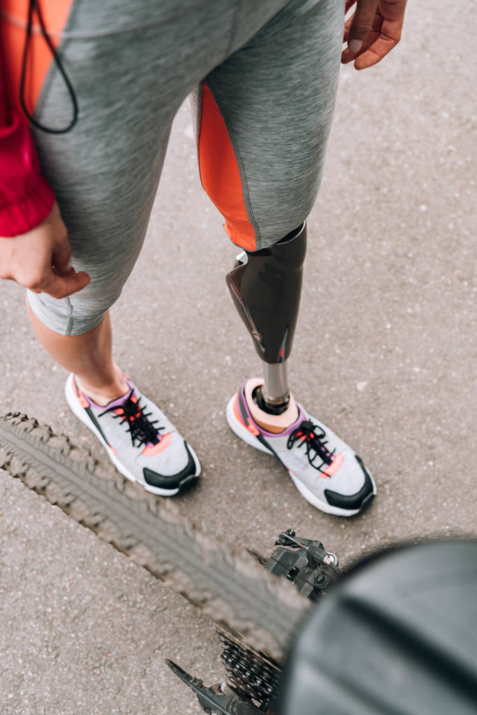oříznutý pohled postižené sportovkyně s protézou na ulici - Fotografie, Obrázek