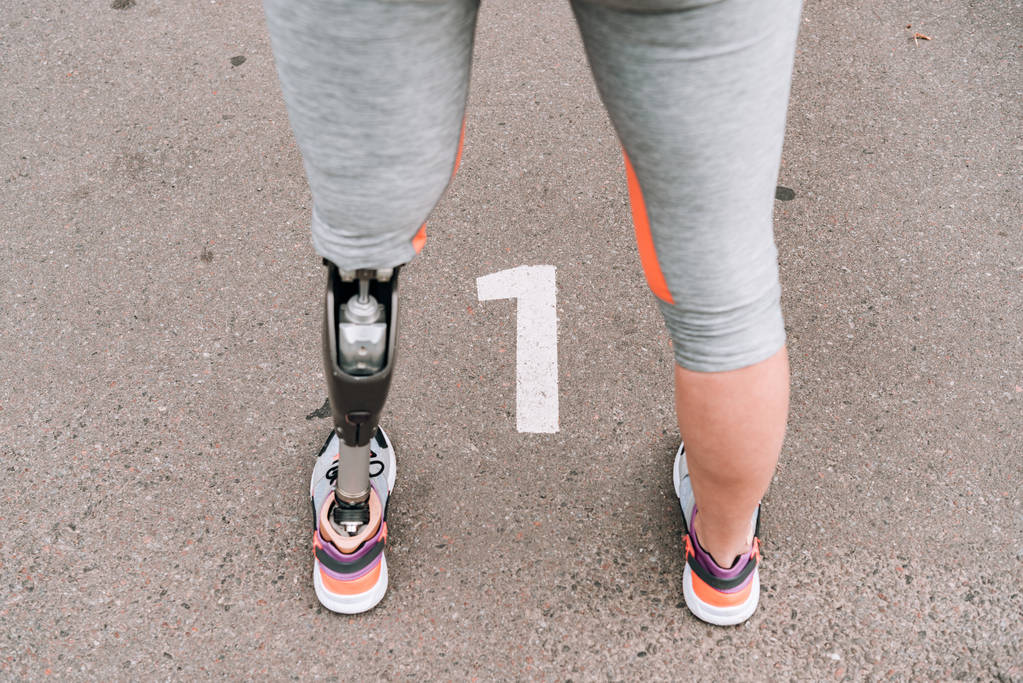 visão parcial de esportista deficiente com prótese na rua
 - Foto, Imagem