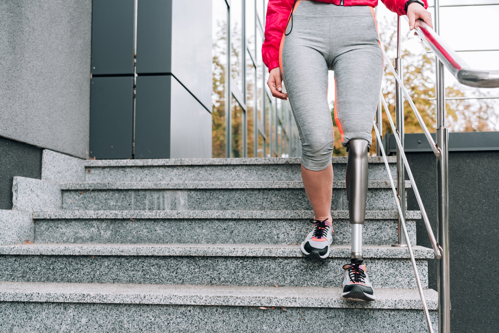 vista recortada de la deportista discapacitada con prótesis en escaleras
  - Foto, Imagen