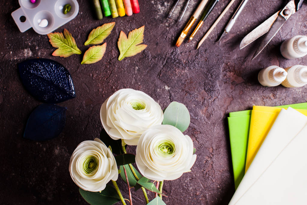 DIY haciendo flores ranunculus realistas del material de la espuma
 - Foto, Imagen